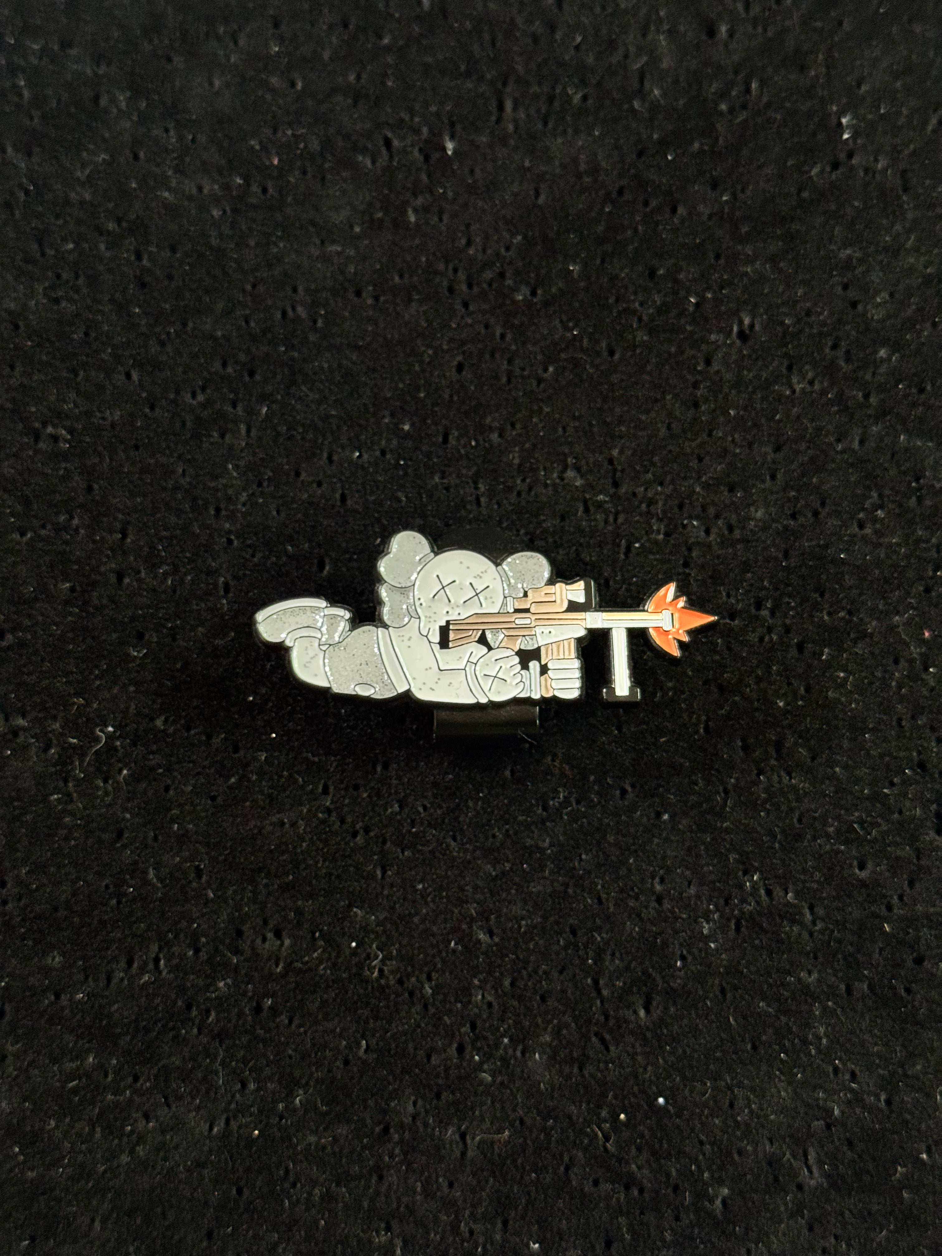 Pin Visera Kaws