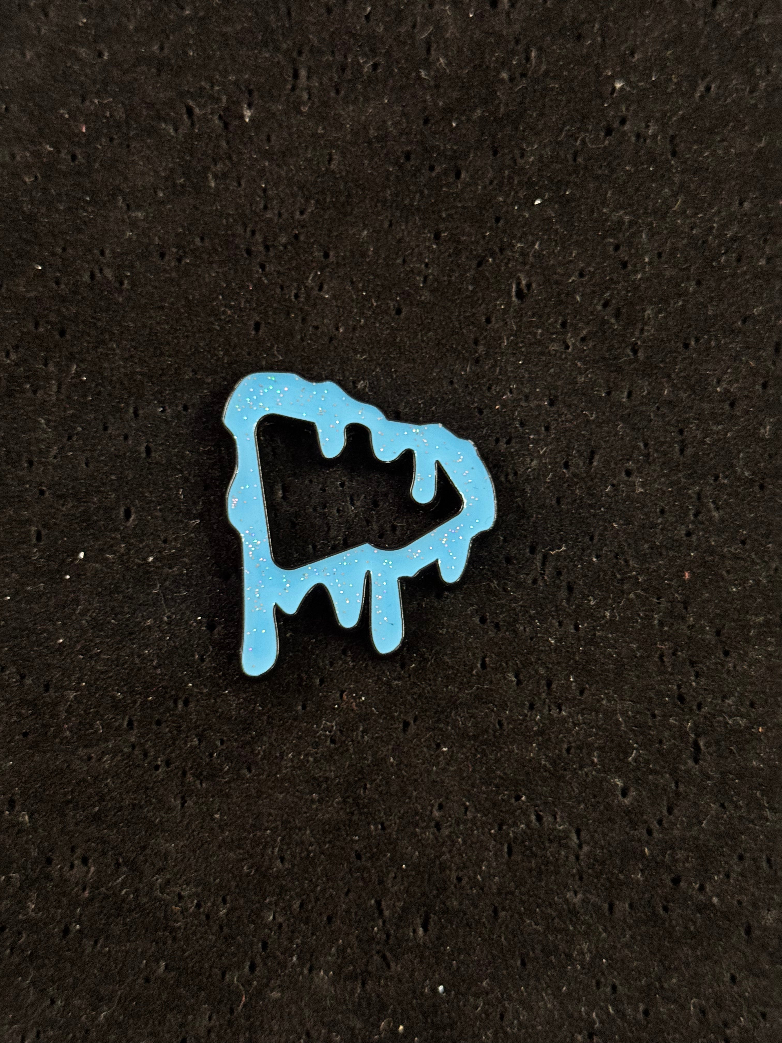Pin Contorno Celeste Brillante