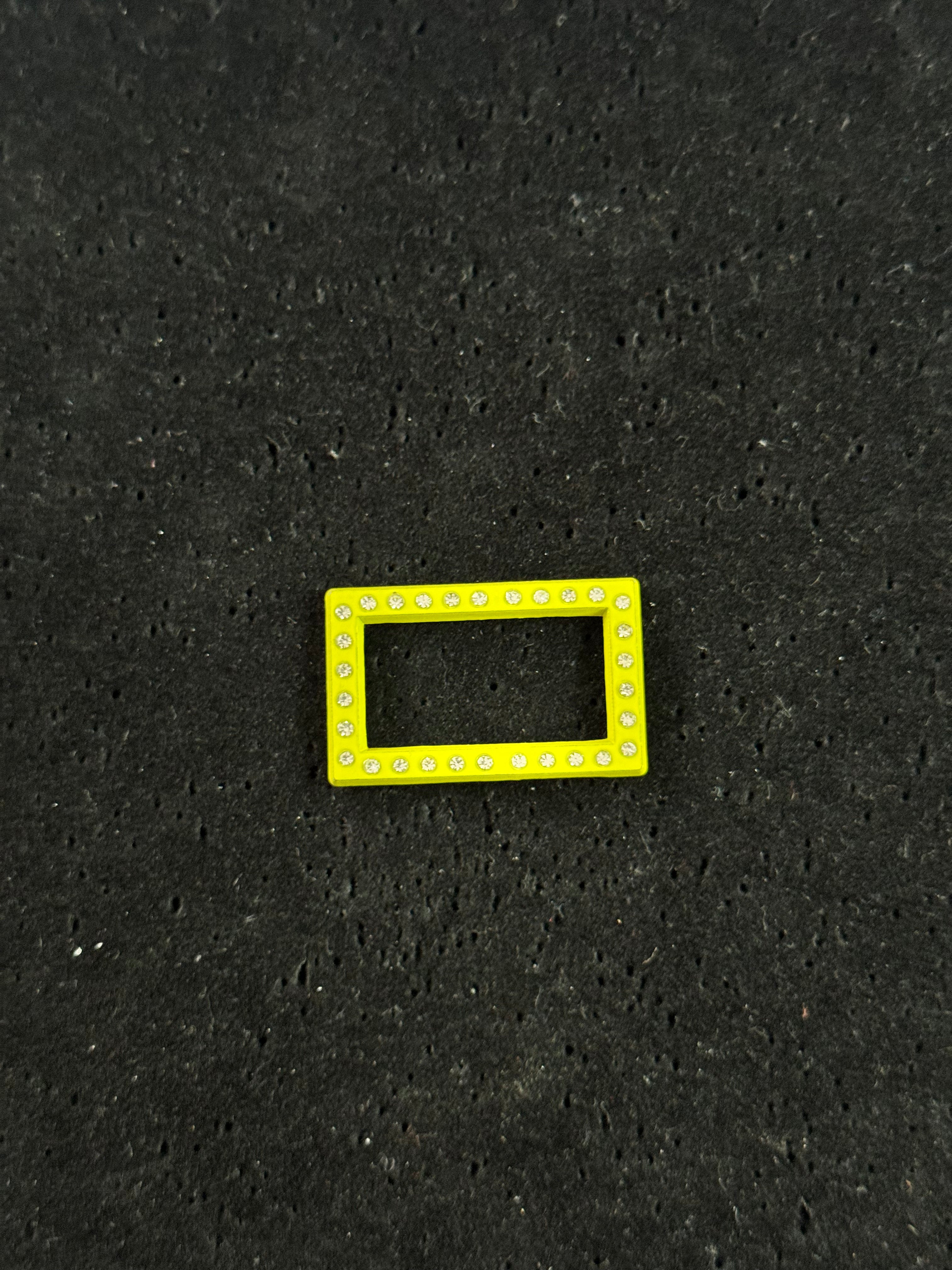 Pin Contorno Amarillo