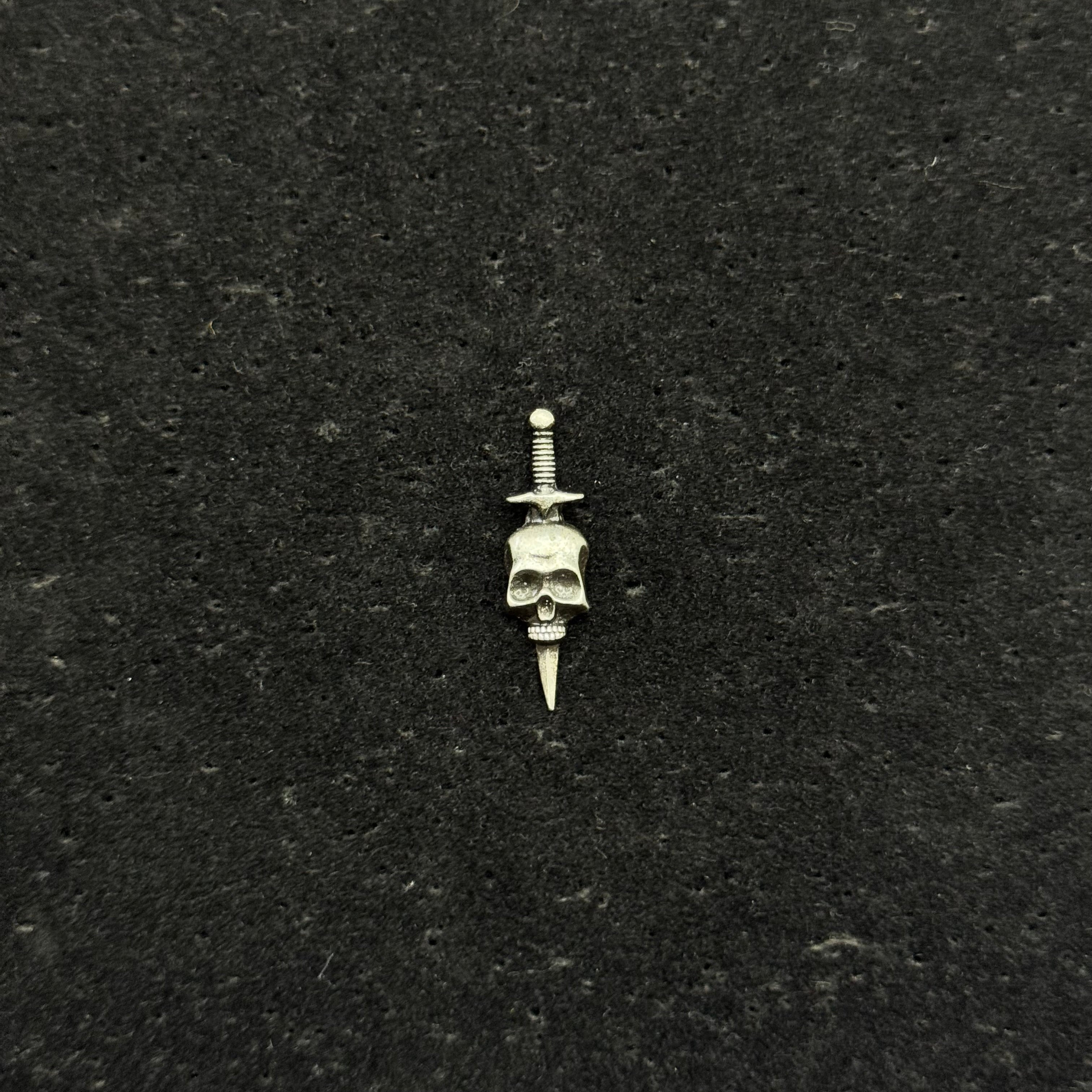 Pin espada con calavera
