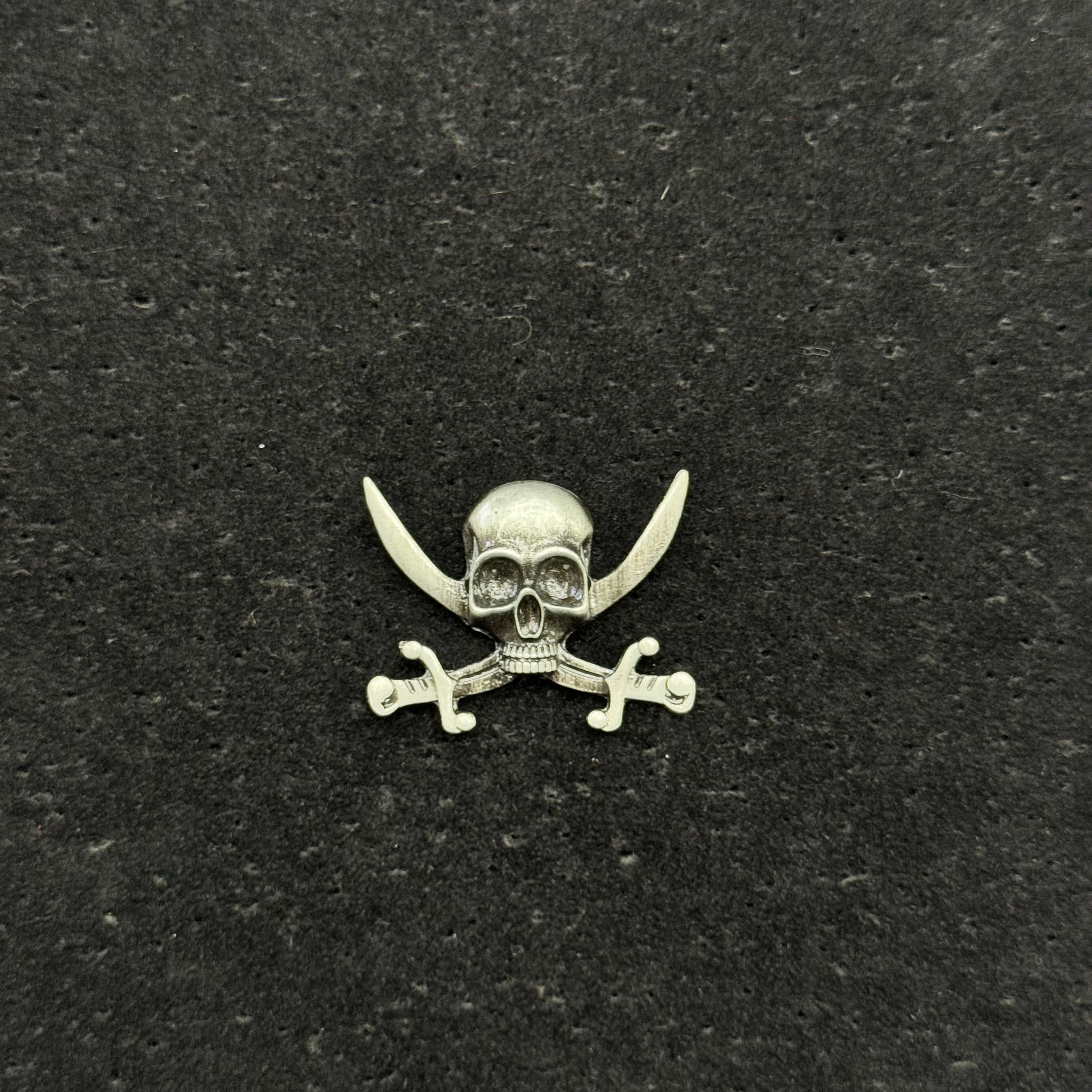 Pin Espadas Calavera
