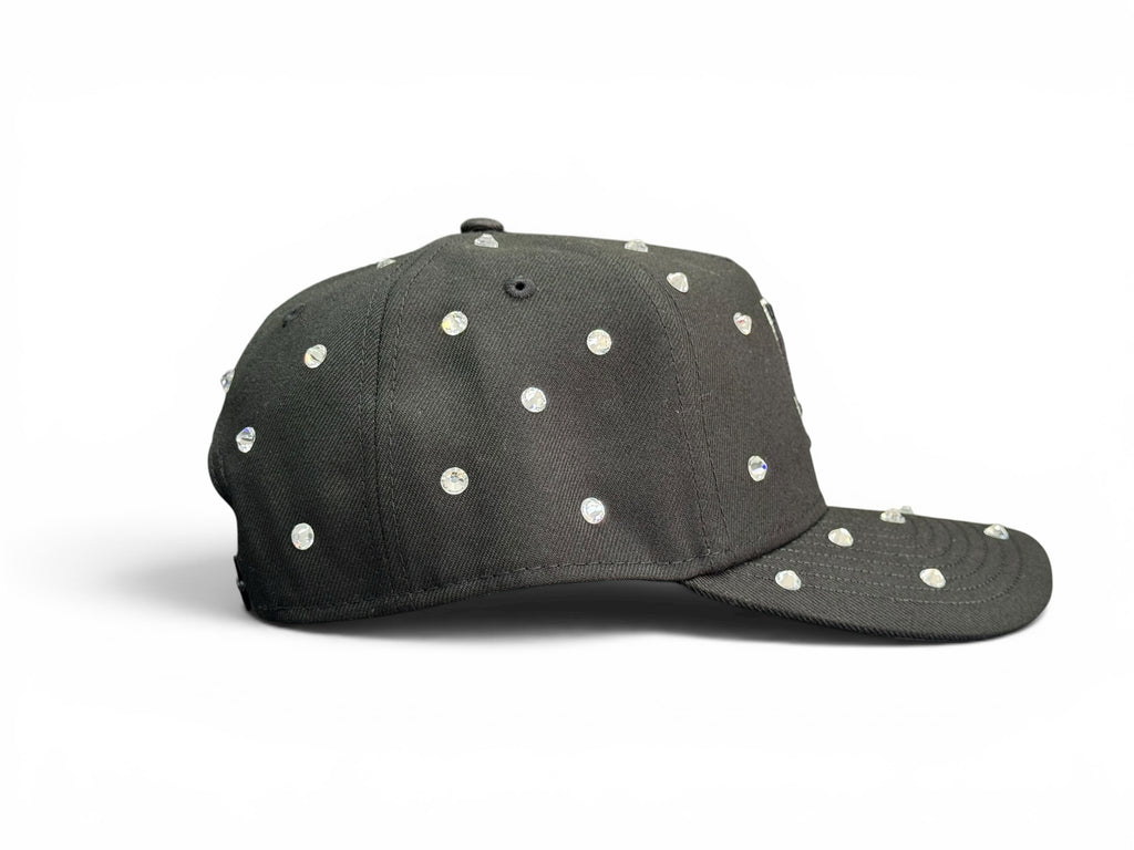 Gorra de béisbol negra JR Caps MTY con cristales brillantes incrustados, vista lateral de perfil