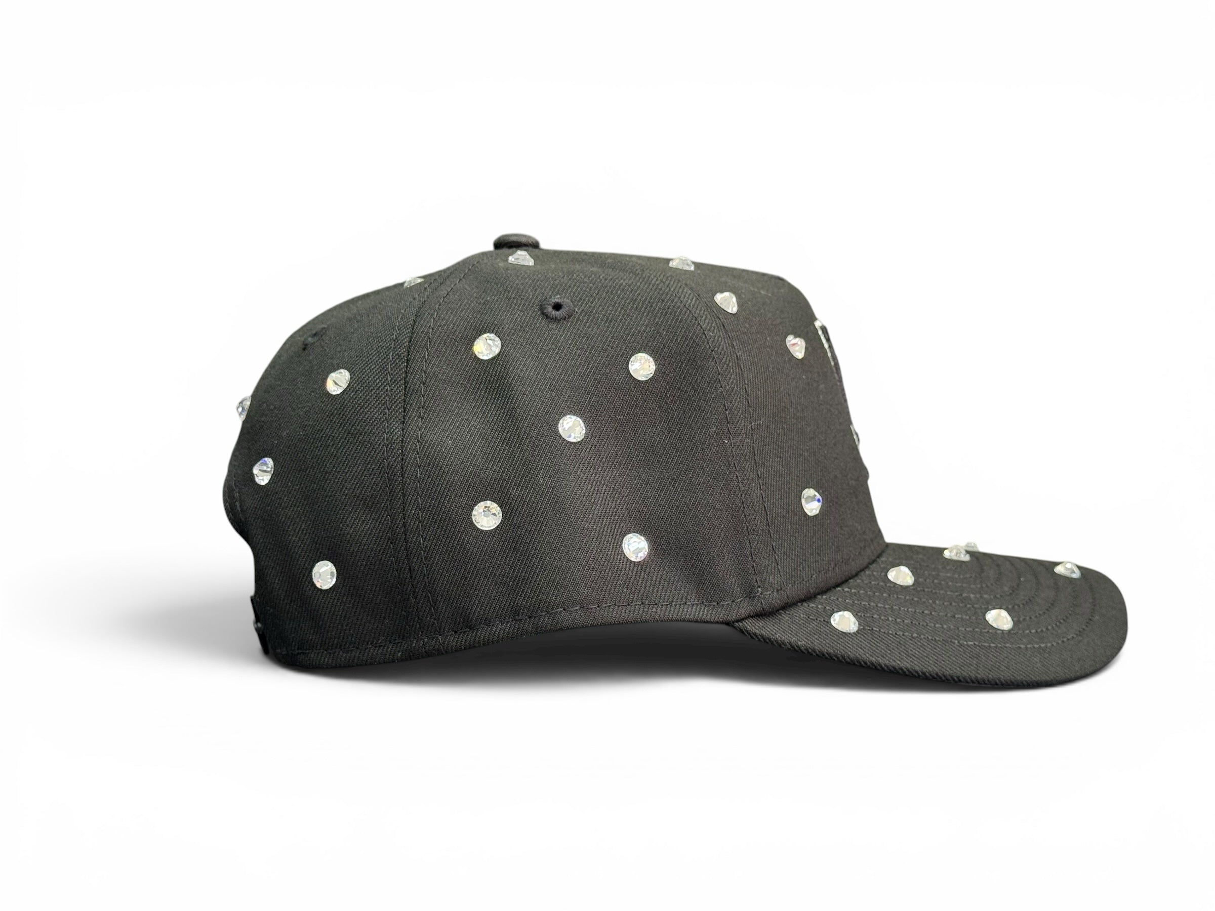Gorra de béisbol negra JR Caps MTY con cristales brillantes incrustados, vista lateral de perfil