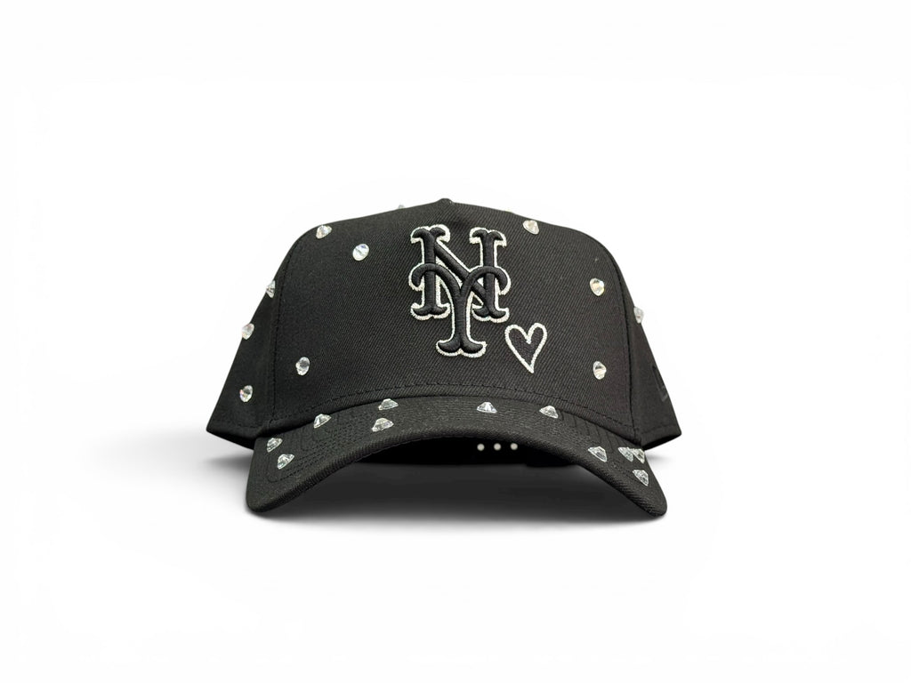Gorra de béisbol negra JR Caps MTY con logo de los Mets, corazón bordado y aplicaciones de cristales brillantes.
