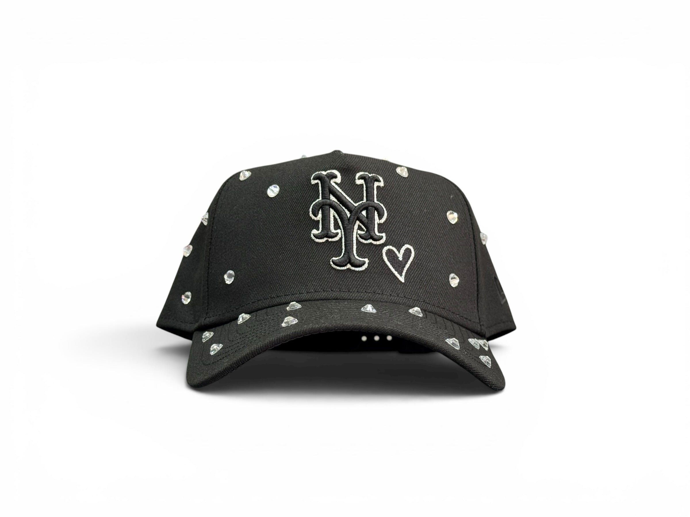 Gorra de béisbol negra JR Caps MTY con logo de los Mets, corazón bordado y aplicaciones de cristales brillantes.