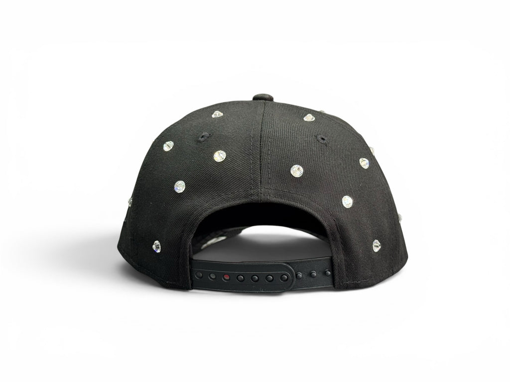 Gorra JR Caps MTY negra con cristales brillantes incrustados y cierre ajustable en la parte posterior