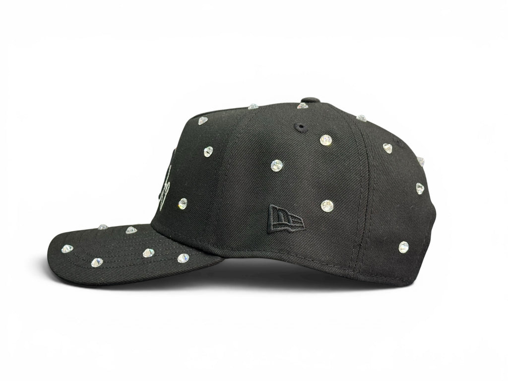Gorra de béisbol negra JR Caps MTY con cristales brillantes incrustados en la corona y visera, vista lateral.