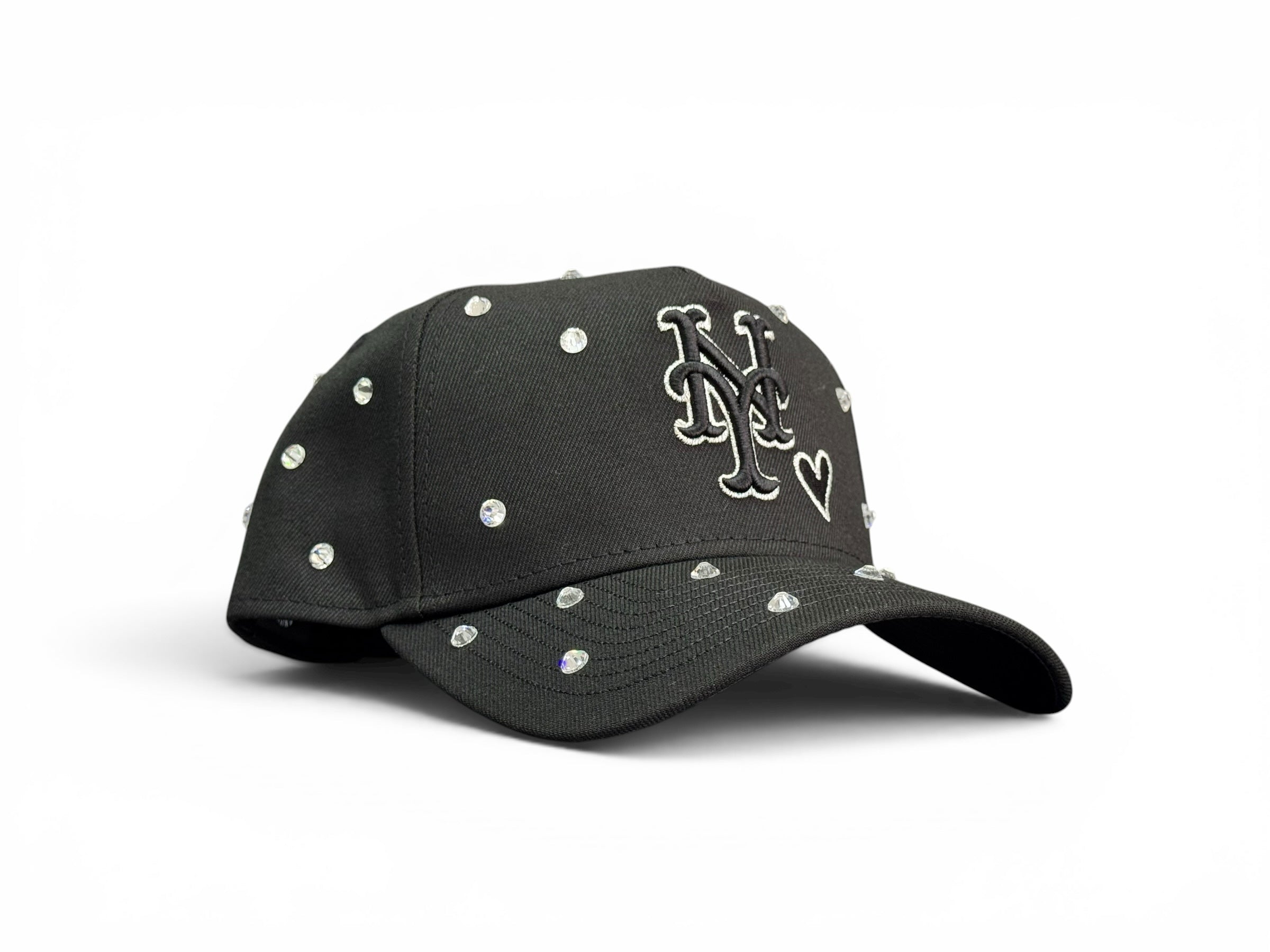 Gorra de béisbol negra JR Caps MTY con cristales brillantes, logo de los Mets y detalle de corazón bordado.