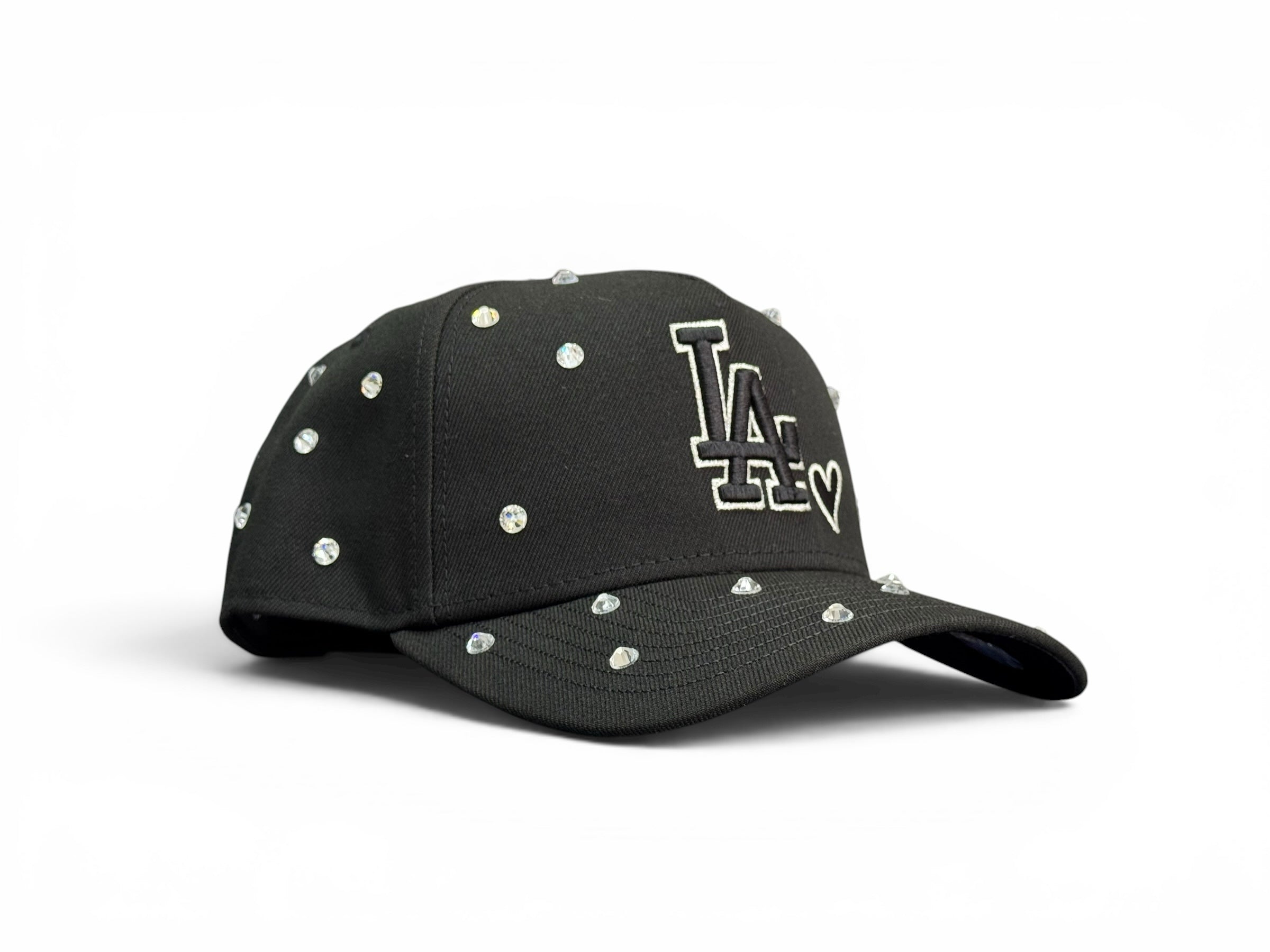 Gorra JR Caps MTY negra de béisbol con logo Dodgers, detalle de corazón y cristales brillantes incrustados.
