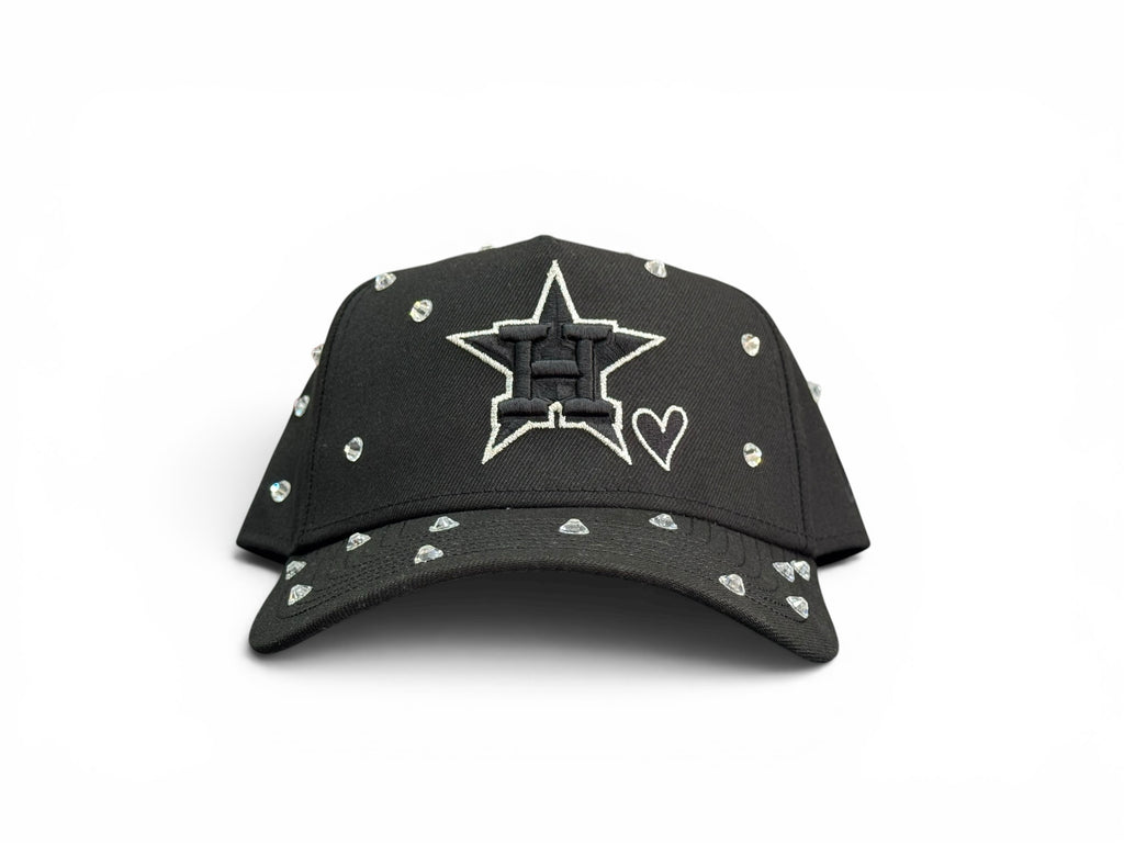 Gorra de béisbol negra JR Caps MTY con pedrería brillante, bordado de estrella con letra H y corazón en el frente.