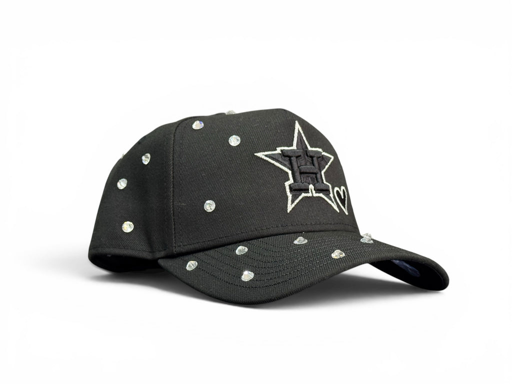 Gorra de béisbol negra JR Caps MTY con pedrería brillante, bordado de estrella y corazón en el frente.