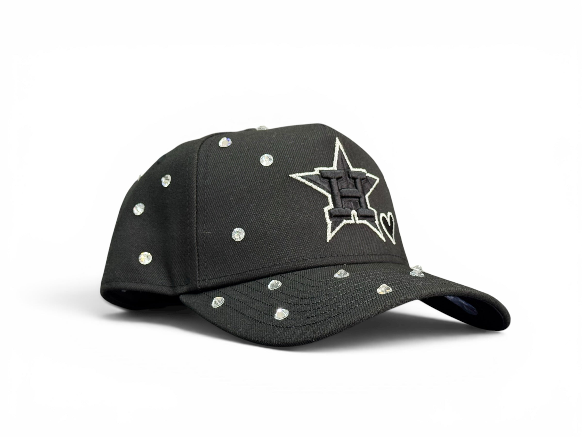 Gorra de béisbol negra JR Caps MTY con pedrería brillante, bordado de estrella y corazón en el frente.