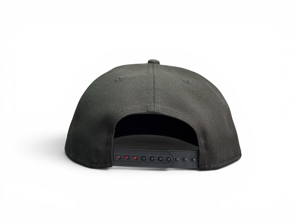 Gorra snapback negra JR Caps MTY con cierre ajustable en la parte posterior, vista trasera sobre fondo blanco.