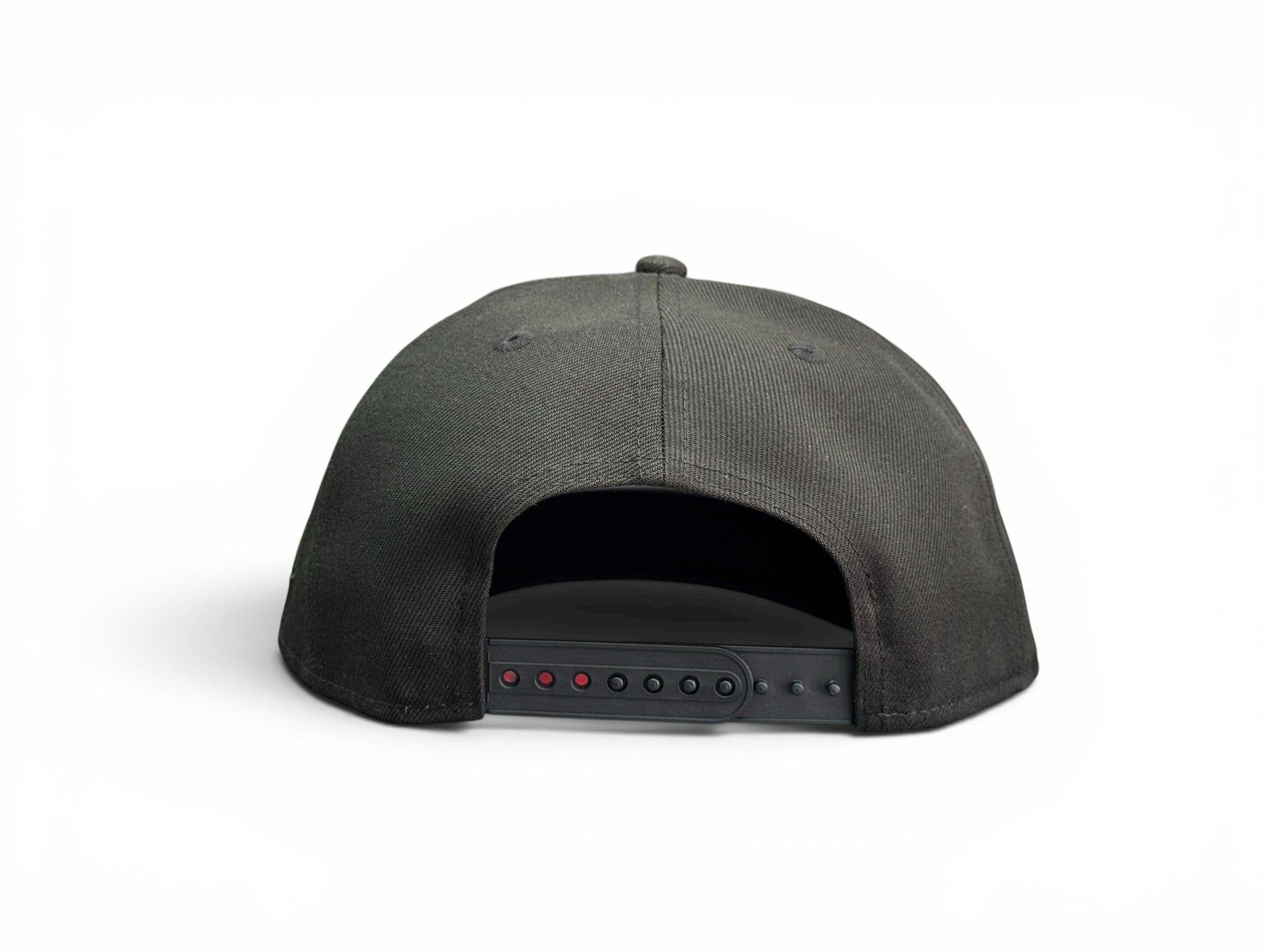 Gorra snapback negra JR Caps MTY con cierre ajustable en la parte posterior, vista trasera sobre fondo blanco.