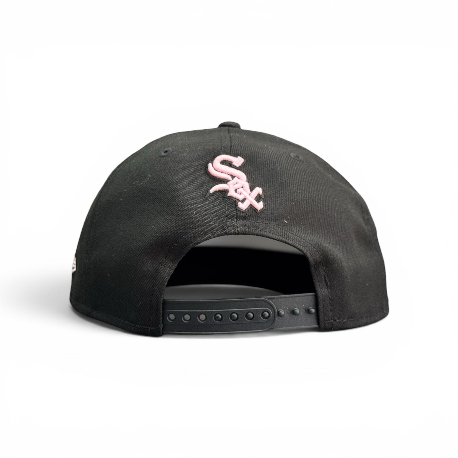 Gorra snapback negra JR Caps MTY de Chicago White Sox con logo bordado en rosa y cierre ajustable trasero