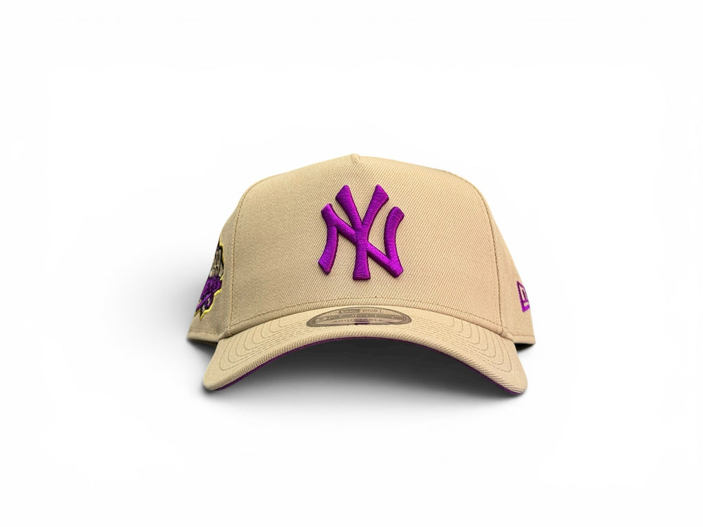 Gorra JR Caps MTY New York Yankees beige con logo bordado en morado y parche lateral de la Serie Mundial 1999
