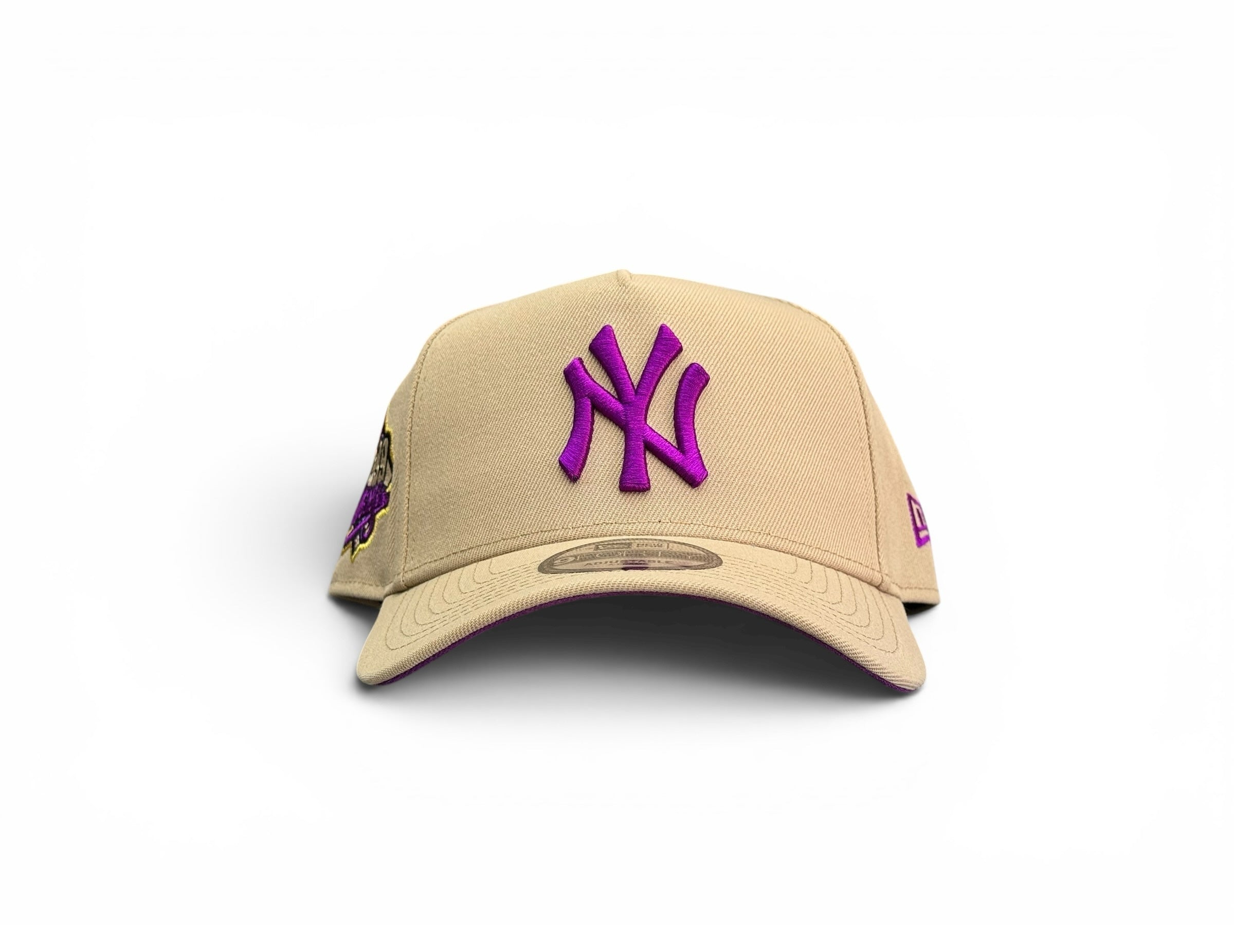 Gorra JR Caps MTY New York Yankees beige con logo bordado en morado y parche lateral de la Serie Mundial 1999