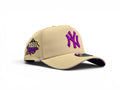 Gorra JR Caps MTY New York Yankees beige con logo morado y parche conmemorativo de la Serie Mundial 1999