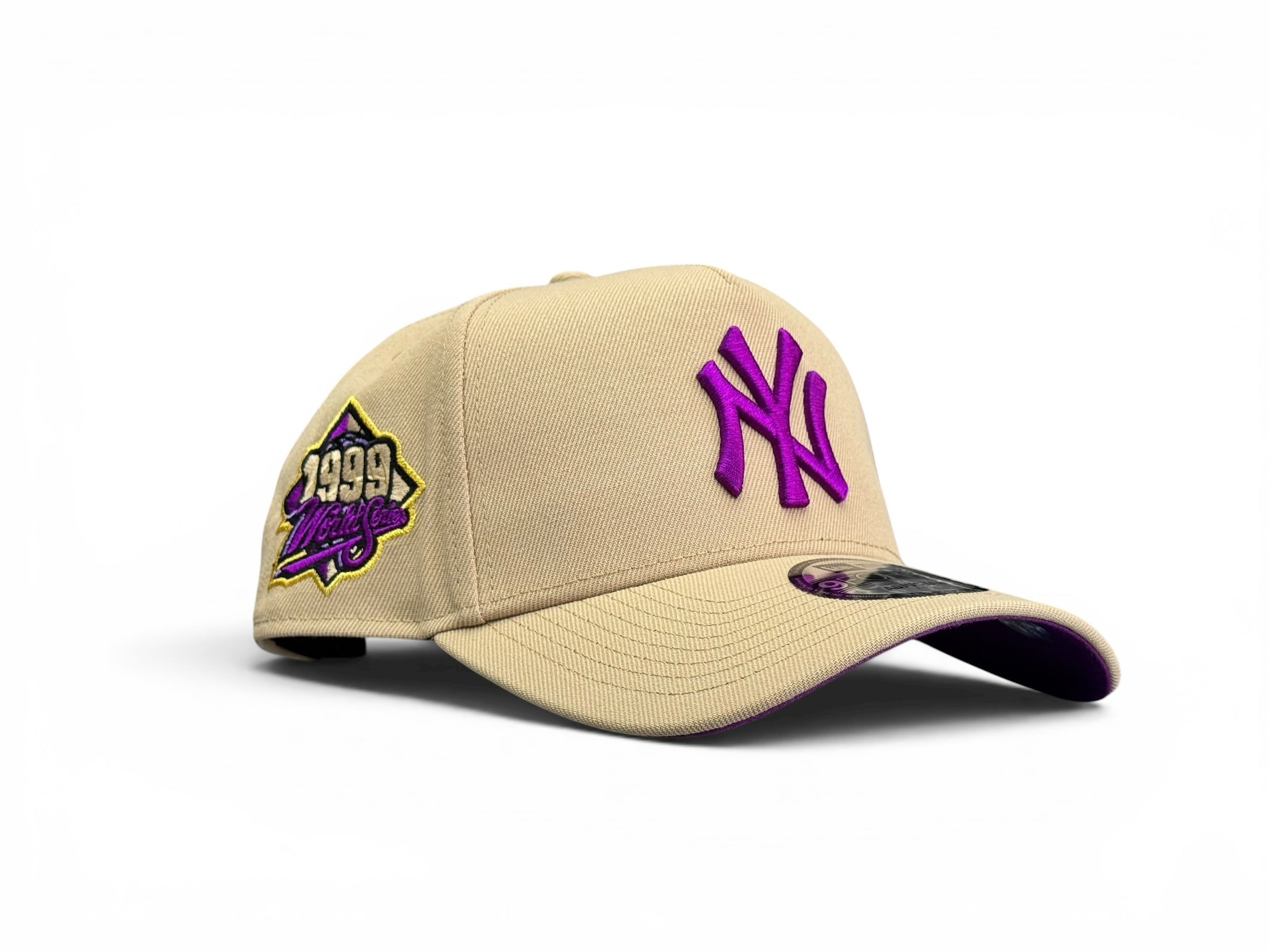Gorra JR Caps MTY New York Yankees beige con logo morado y parche conmemorativo de la Serie Mundial 1999