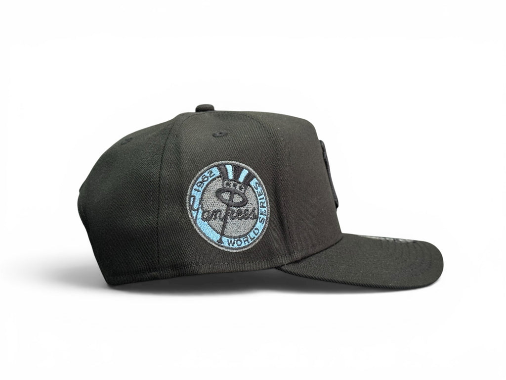 Gorra snapback negra JR Caps MTY de New York Yankees con parche lateral de la World Series en bordado azul claro