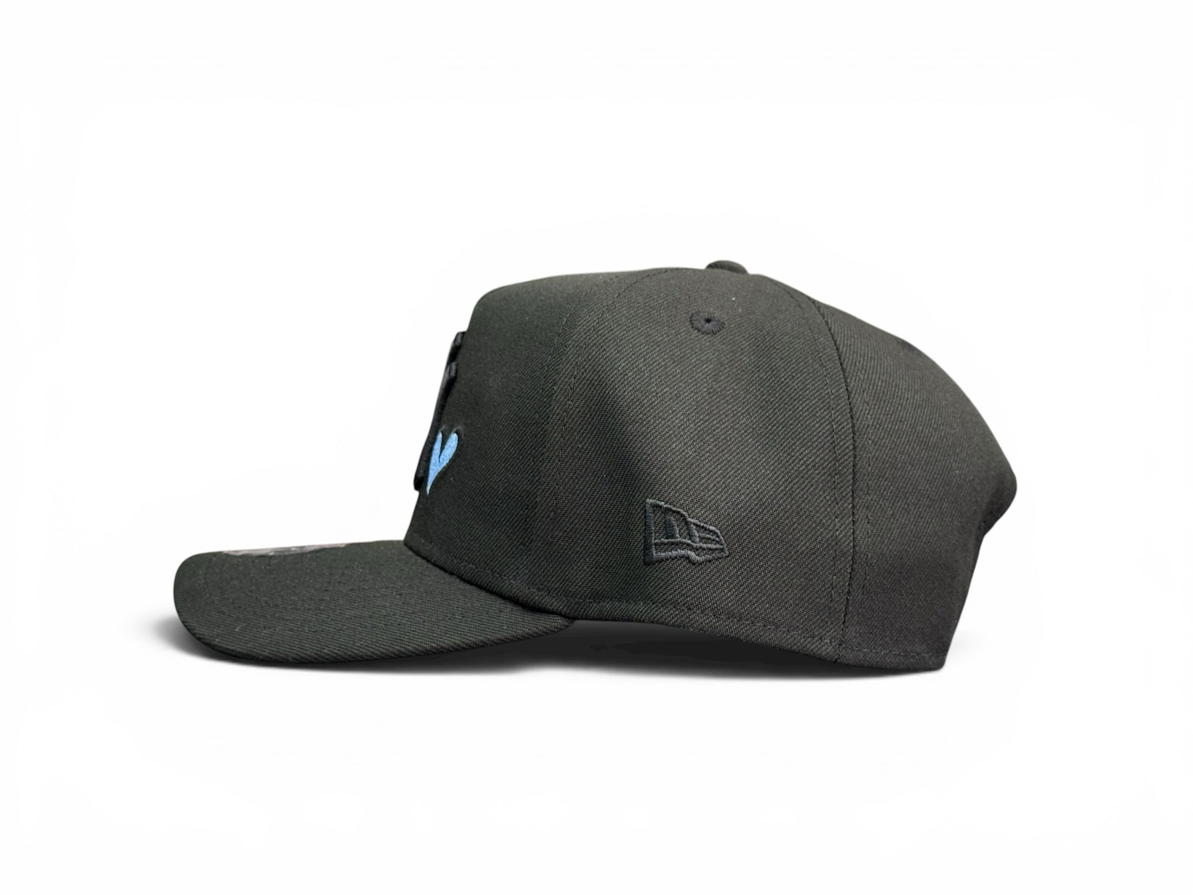 Gorra snapback negra JR Caps MTY de los New York Yankees con bordado de corazón azul claro y parche lateral