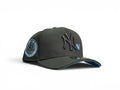 Gorra snapback JR Caps MTY negra de New York Yankees con logo, detalle de corazón azul y parche lateral World Series