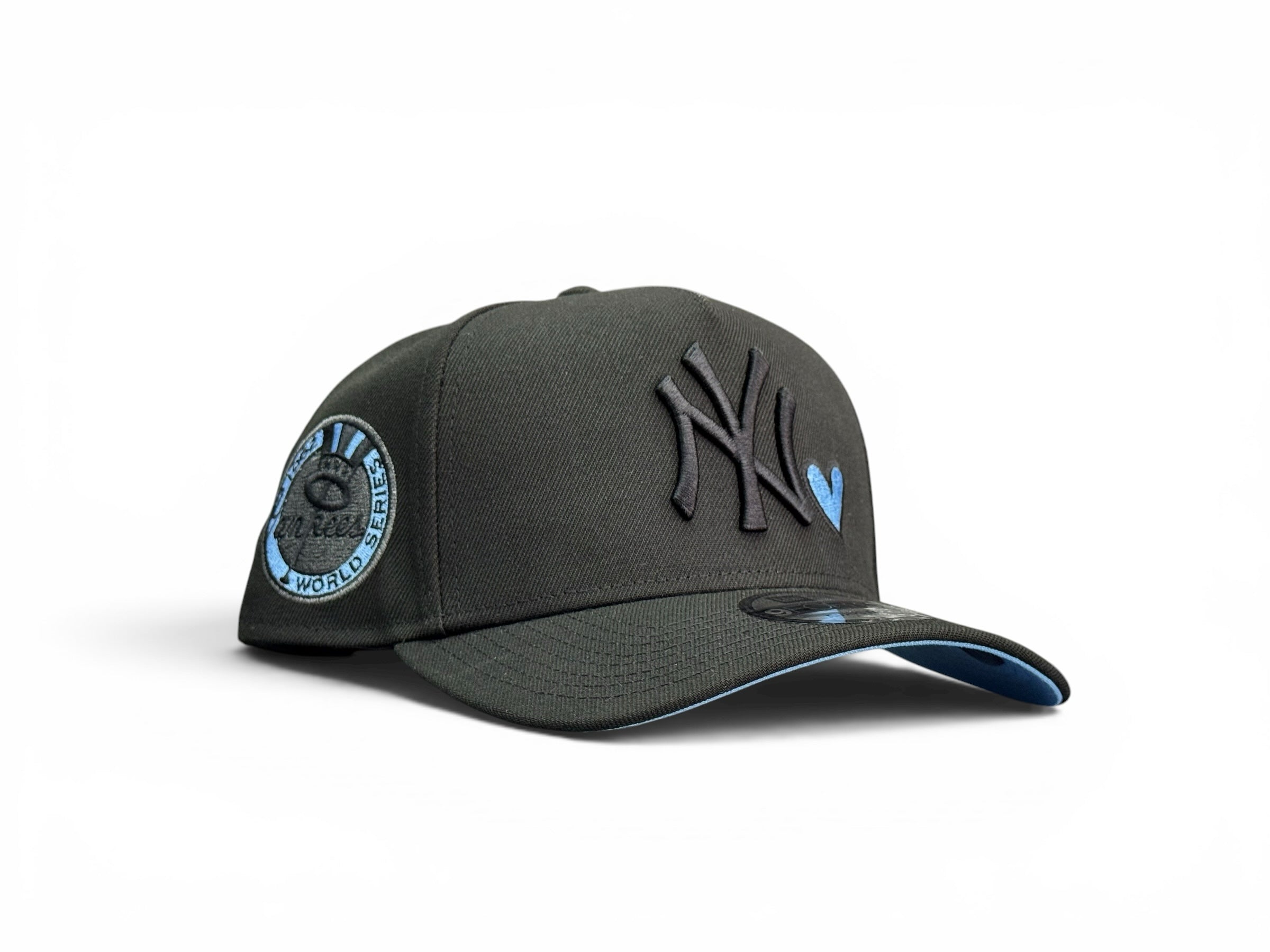 Gorra snapback JR Caps MTY negra de New York Yankees con logo, detalle de corazón azul y parche lateral World Series